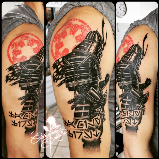 imágen de tatuaje de un samurai a blanco y negro con un símbolo rojo de fondo