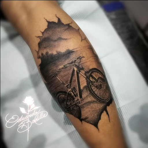 imágen de tatuaje de una bicicleta con un paisaje de fondo hecho a blanco y negro