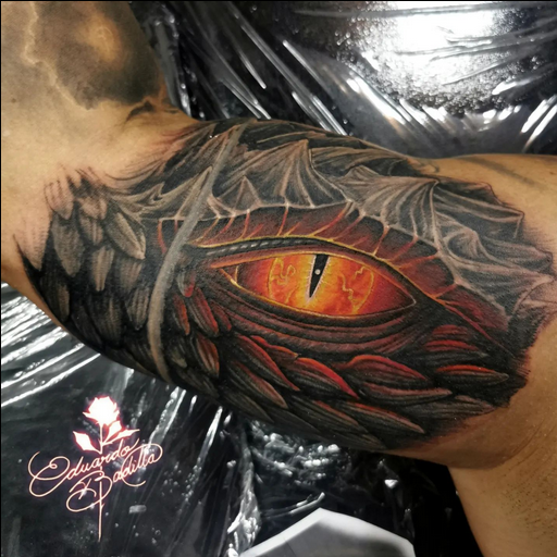 imágen de tatuaje de un ojo de dragón hecho a color