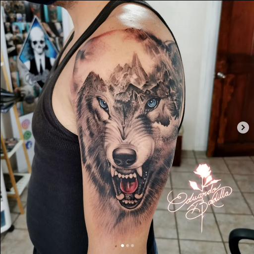 imágen de tatuaje de un lobo hecho a blanco y negro con ciertos detalles a color