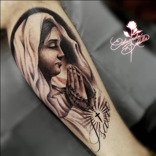 imágen de tatuaje de María rezando hecho a blanco y negro