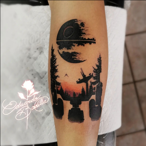 imágen de tatuaje de star wars con la estrella de la muerte hecho a blanco y negro con ciertos detalles a color