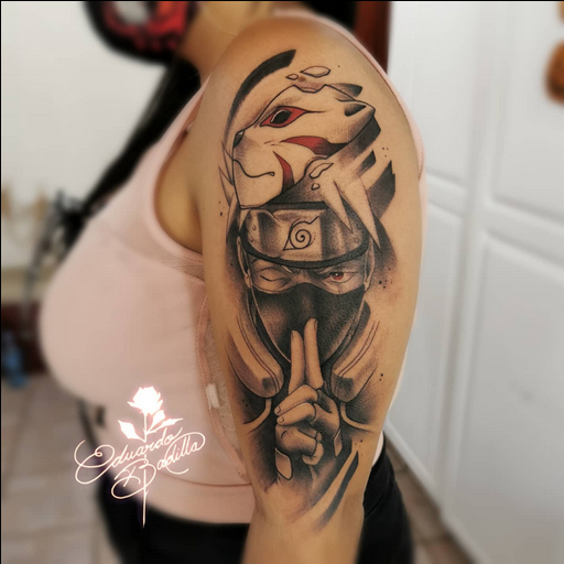 imágen de tatuaje de Kakashi hecho a blanco y negro con ciertos detalles a color