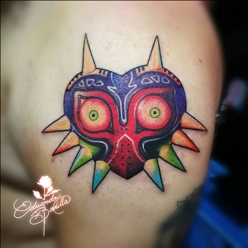 imágen de tatuaje de la máscara de zelda hecha a color