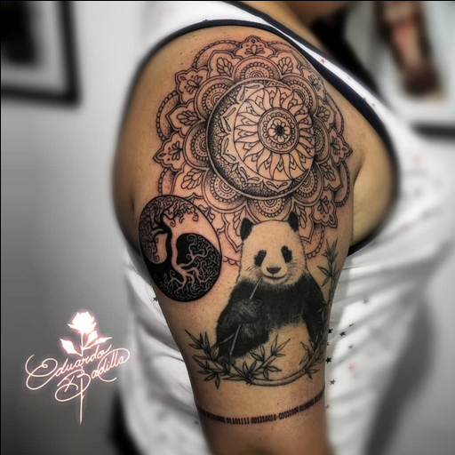 imágen de tatuaje de un panda con el yin yang de fondo hecho a blanco y negro